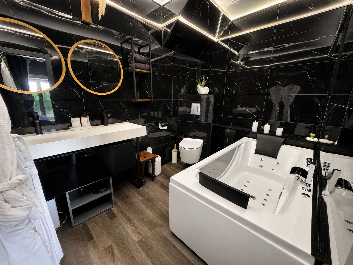 Deluxe-Doppelzimmer, Whirlpool, Gartenblick | Badezimmer | Haartrockner, Bademäntel, Hausschuhe
