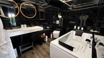 Deluxe-Doppelzimmer, Whirlpool, Gartenblick | Badezimmer | Haartrockner, Bademäntel, Hausschuhe