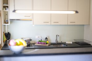 Réfrigérateur, four, lave-vaisselle, cafetière/bouilloire