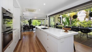 Private kitchen - White Cove Retreat, Noosa Heads (Noosa Heads)