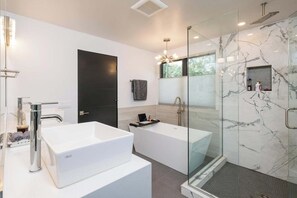 Shower, eco-friendly toiletries, hair dryer, towels - Red Elephant Resort next to the Big Wood River - When Only the Best Will do. (Hailey)
