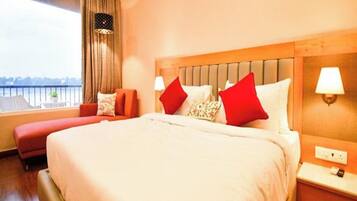 Artículos del minibar gratis, wifi gratis y ropa de cama