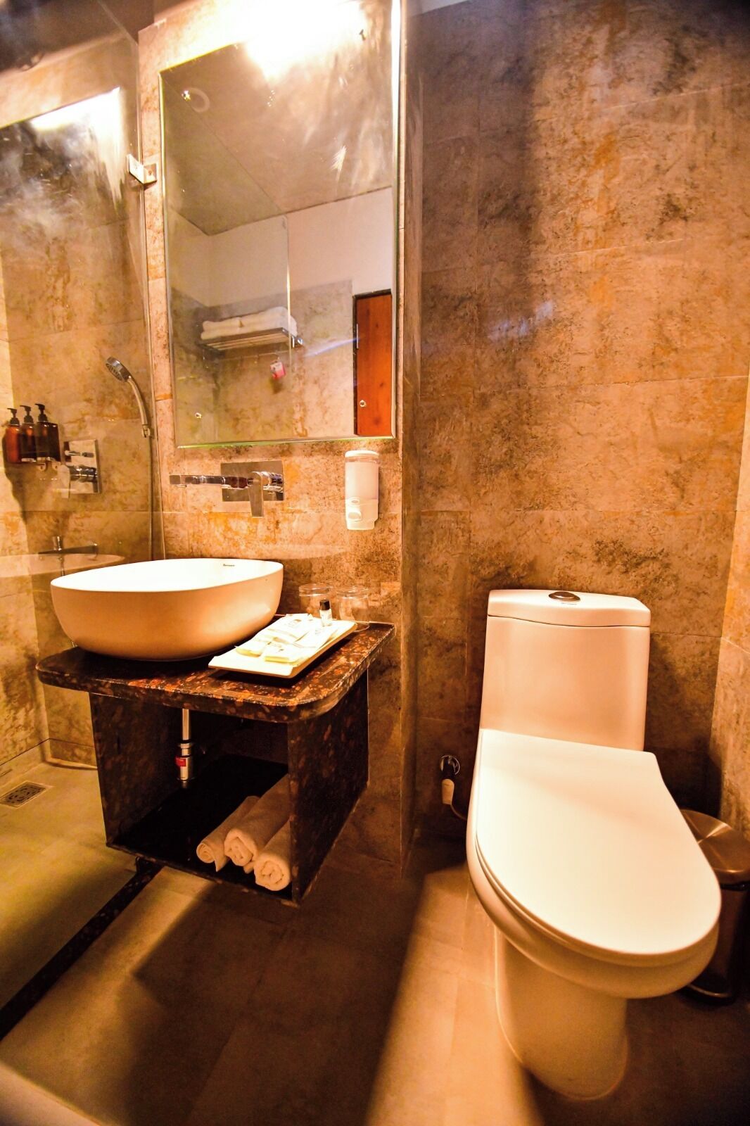 Un baño con un lavamanos grande, un inodoro y una ducha.