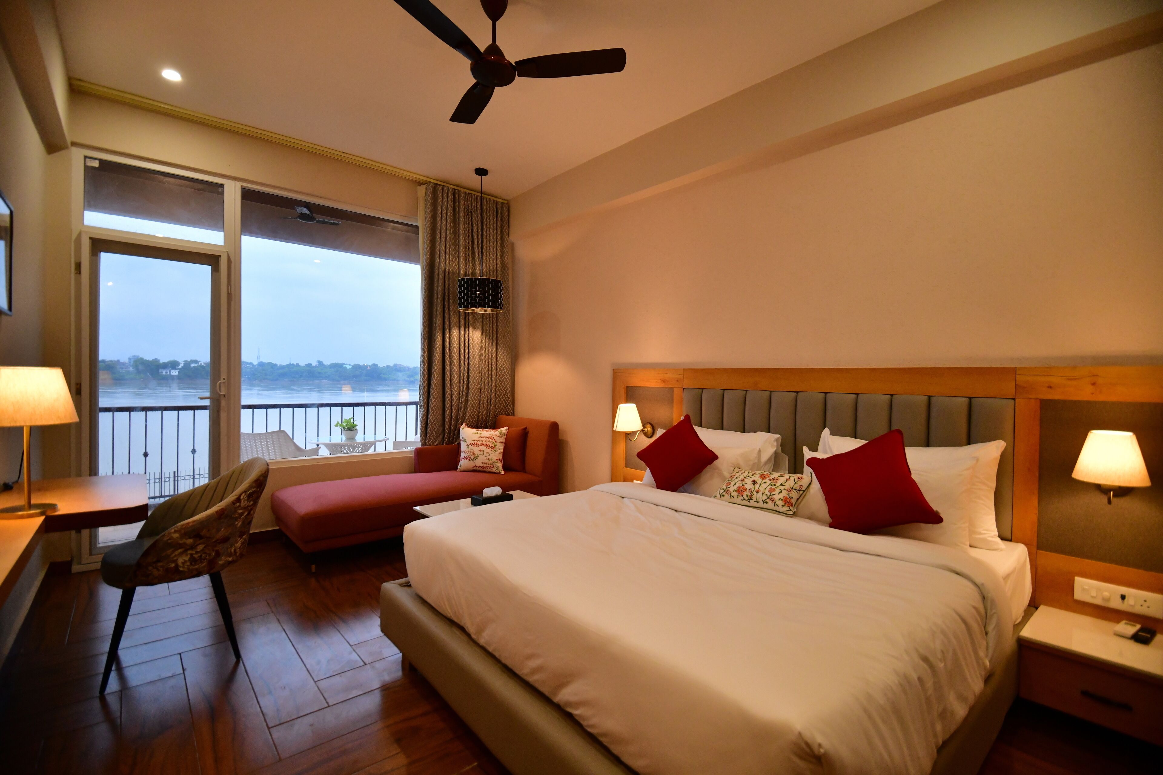 Artículos del minibar gratis, wifi gratis y ropa de cama 