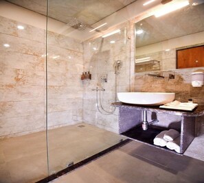 Eenvoudige kamer, balkon, uitzicht op rivier | Badkamer | Pantoffels, handdoeken, toiletpapier