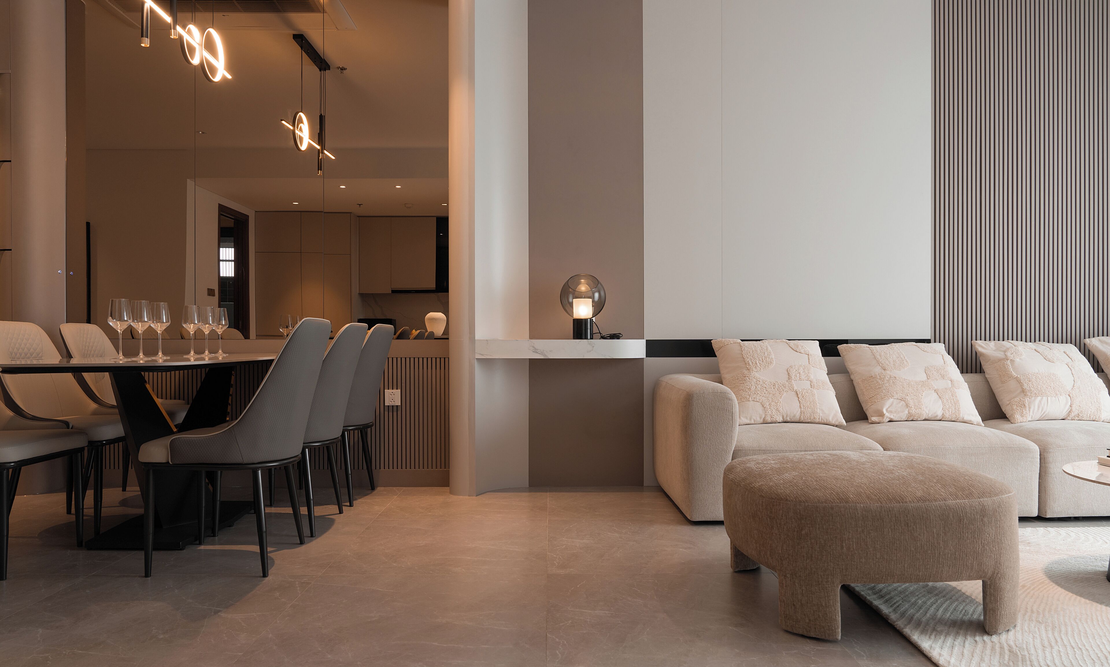 Apartamento superior, 3 habitaciones, vistas a la ciudad | Zona de estar | Televisión LCD de 50 pulgadas con canales digitales