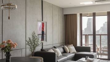 Deluxe-huoneisto, 4 makuuhuonetta, parveke, kaupunkinäköala | Ylelliset vuodevaatteet, pillowtop-patjalliset sängyt