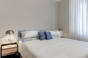 1 habitación, escritorio, tabla de planchar con plancha y wifi
