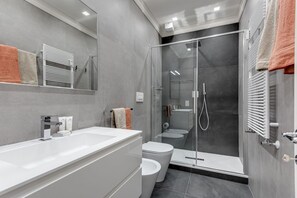 Chuveiro, secador de cabelo, bidê, toalhas de banho