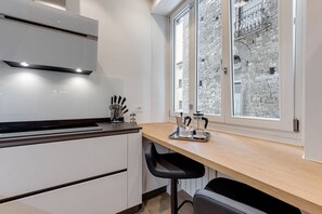 Fridge, oven, stovetop, dishwasher