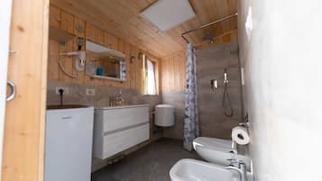 Haartrockner, Handtücher, Seife, Toilettenpapier
