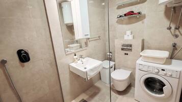 Doccia, asciugacapelli, bidet, asciugamani