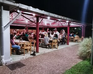 Outdoor dining - 9-person gîte in the Ardennes in the middle of the forest (Haulmé)