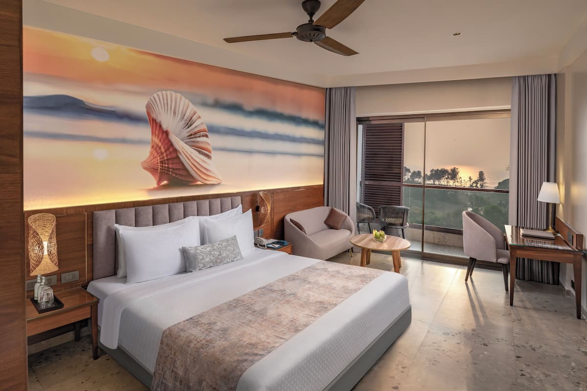 Minibar, decoración personalizada, muebles diferentes y escritorio