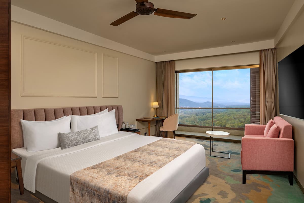 Suite – deluxe, balkong | Minibar, individuelt dekorert, individuelt innredet og skrivebord