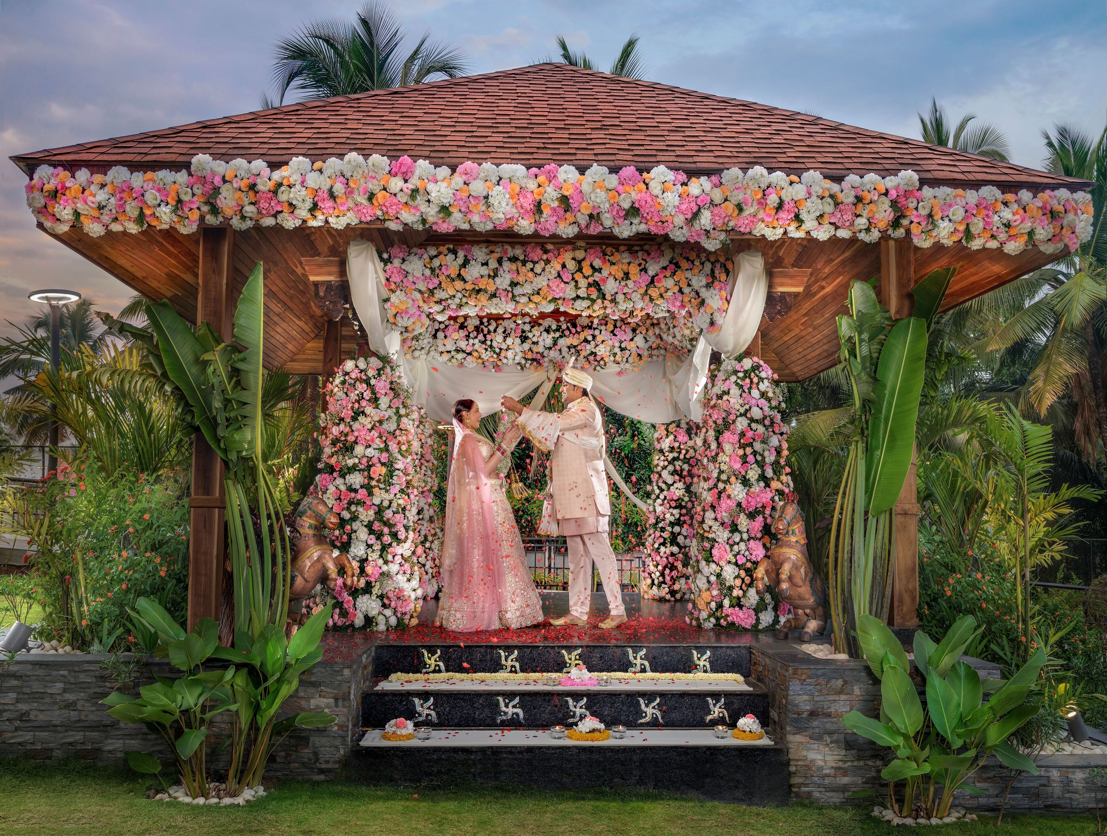 Ein dekorierter Pavillon mit Blumenschmuck und Stufen, die zu ihm hinaufführen.