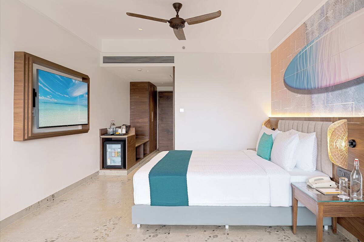Standard Room, 1 King Bed, Balcony | Minibar, desk, laptop workspace, blackout drapes