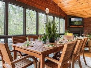Dining - Creekside Adventure! 10 steps from the cascading and gentle Fightingtown Creek (Blue Ridge)