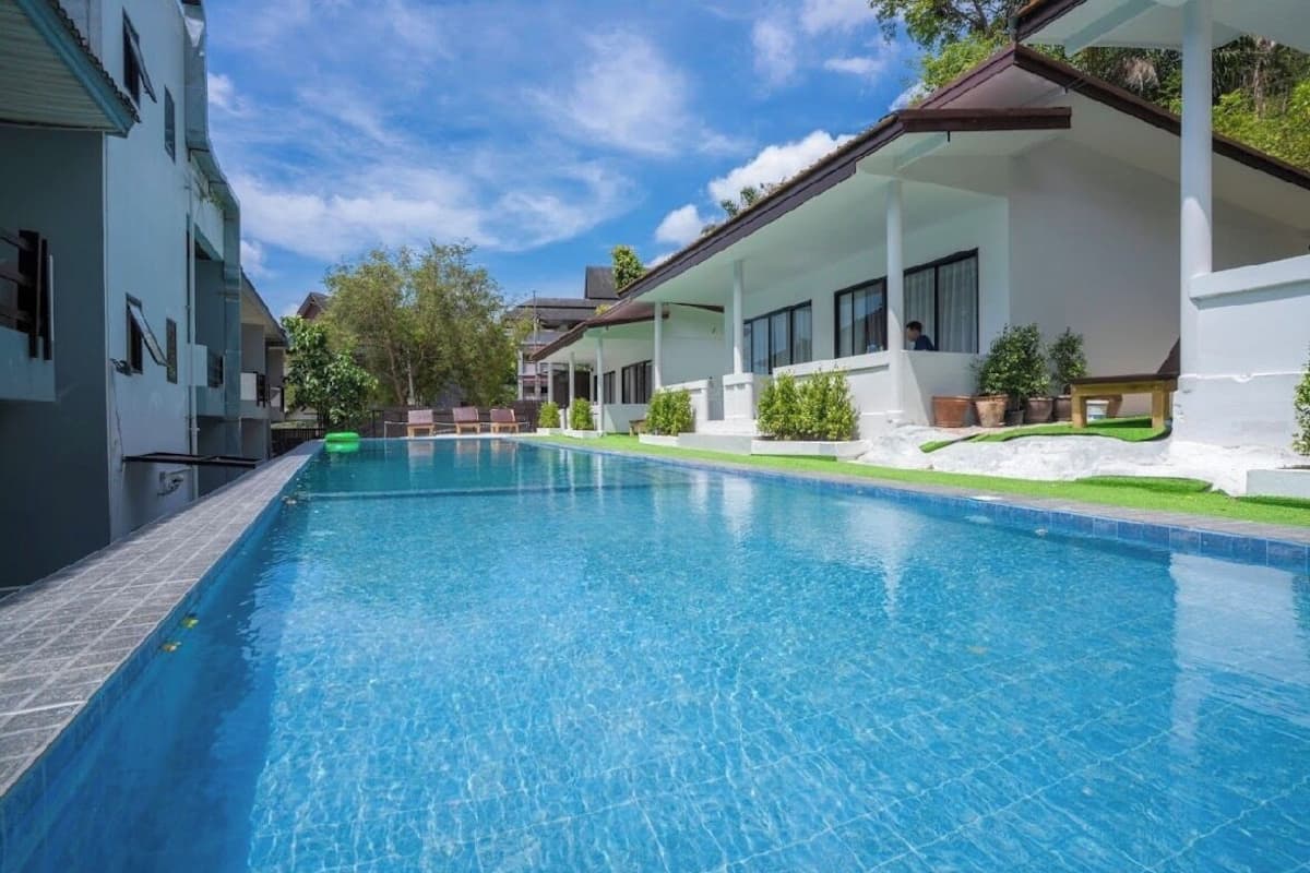 Deluxe Room, Pool Access | Living area