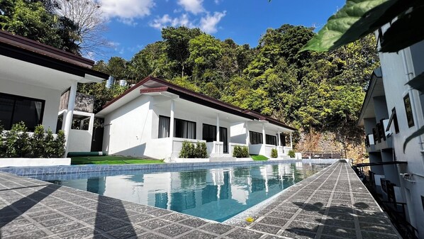 Deluxe Room, Pool Access | Bathroom | Free toiletries, towels, soap, shampoo