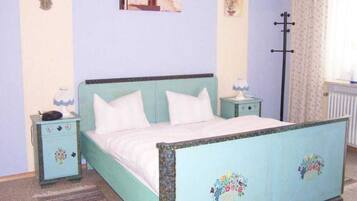 2 kamar tidur dan dilengkapi dengan perabotan berbeda-beda