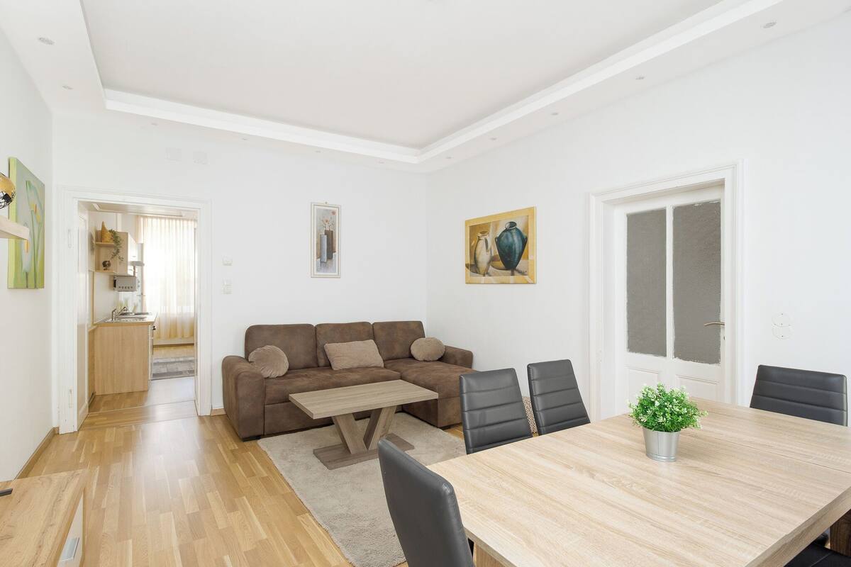 Apartamento, 2 habitaciones | Zona de estar | Una televisión de pantalla plana