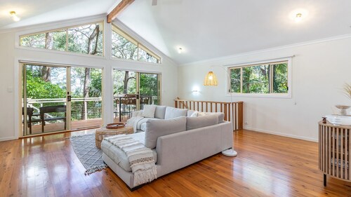 Sunset Palms - Escape to our delightful holiday home nestled in the heart of Smiths Lake,