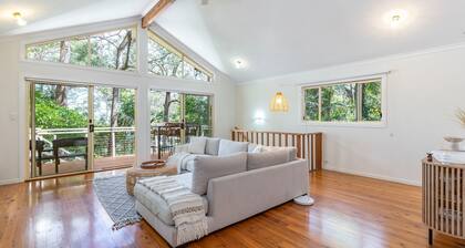 Sunset Palms - Escape to our delightful holiday home nestled in the heart of Smiths Lake,