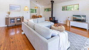 Una televisión, una chimenea