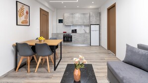 Appartement Deluxe, 1 très grand lit et 1 canapé-lit, baignoire, vue sur la mer | Aire de séjour