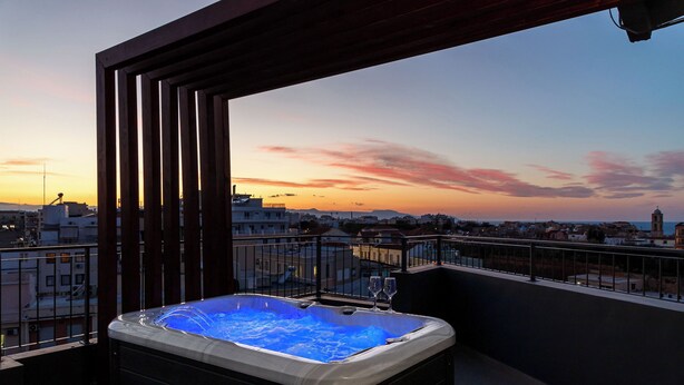 Studio Deluxe, 1 très grand lit et 1 canapé-lit, vue sur la ville | Baignoire à remous privée