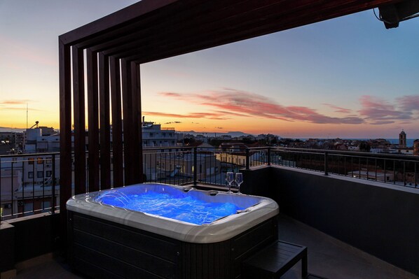 Studio Deluxe - 1 kingsize-säng med bäddsoffa - utsikt mot staden | Privat bubbelpool