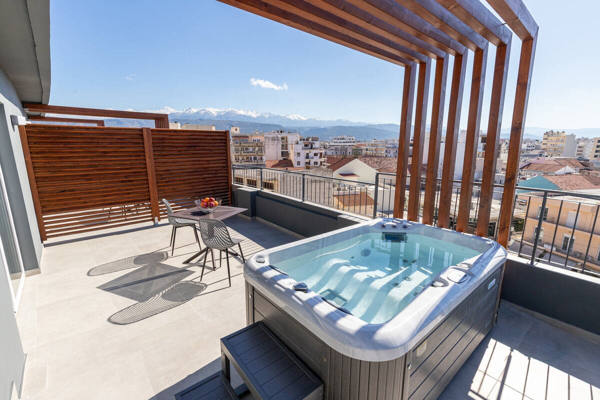 Deluxe Studio, 1 King Bed with Sofa bed, City View | Private spa tub