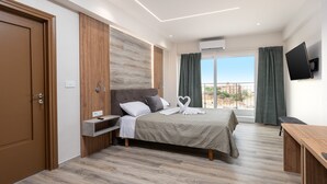 Appartement Deluxe, 1 très grand lit et 1 canapé-lit, baignoire, vue sur la mer | Coffre-fort, rideaux d’obscurcissement, système d’insonorisation