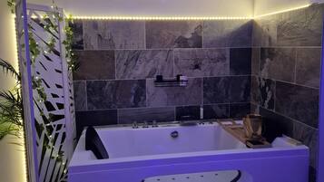 Een douche, een bubbelbad, een haardroger, handdoeken