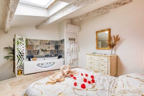 Shower, jetted bath, hair dryer, towels - Romantic gite le Love Baroque 5mn from Pezenas, the town of Molière (Lézignan-la-Cèbe)