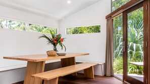 Dining - Green Dragon Ideally located a short walk from Belongil Beach, and 2 min grom town. (Byron Bay)