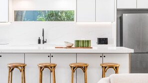 Interior - Green Dragon Ideally located a short walk from Belongil Beach, and 2 min grom town. (Byron Bay)