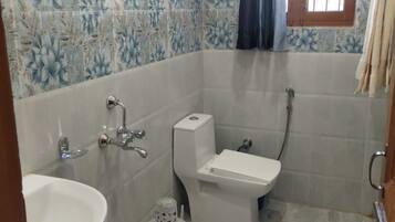 Quarto casal clássico, vista para a montanha | Banheiro | Toalhas de banho