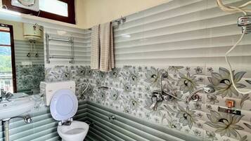 Classic Double Room, Mountain View | Bathroom | Towels