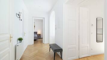 Deluxe-Apartment, 2 Schlafzimmer | Bügeleisen/Bügelbrett, kostenloses WLAN, Bettwäsche