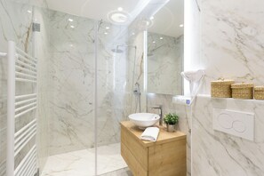 デラックス アパートメント 2 ベッドルーム | バスルーム | シャワー、タオル、石鹸、シャンプー