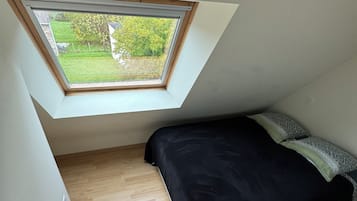 2 bedrooms, iron/ironing board, bed sheets