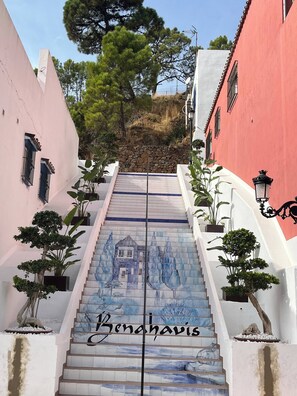 Un escalier menant à un bâtiment sur lequel est inscrit le nom « Benahavis » sur les marches.
