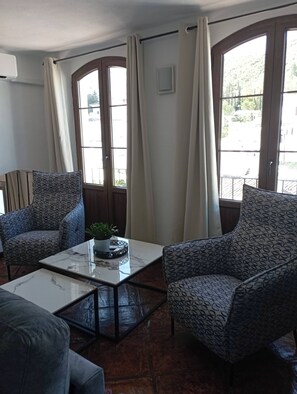 ハウス 3 ベッドルーム テラス マウンテンビュー | リビングルーム