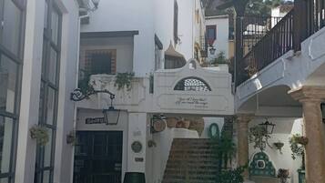 المنطقة المحيطة بالمنشأة