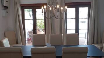 House, 3 Bedrooms, Terrace, Mountain View | Dining room