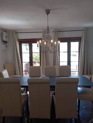 Hus - 3 soveværelser - terrasse - bjergudsigt | Spisestue