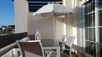 Apartment, 2 Bedrooms, Balcony | Outdoor dining