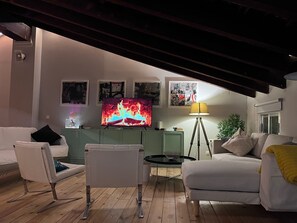 Departamento, 1 habitación, balcón, vista a la ciudad | Sala de estar | Libros